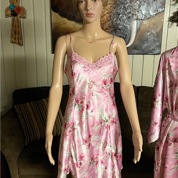 Private Luxuries • Medium • Floral • Pink • Nightgown/ Robe Set - Picture 14 of 16